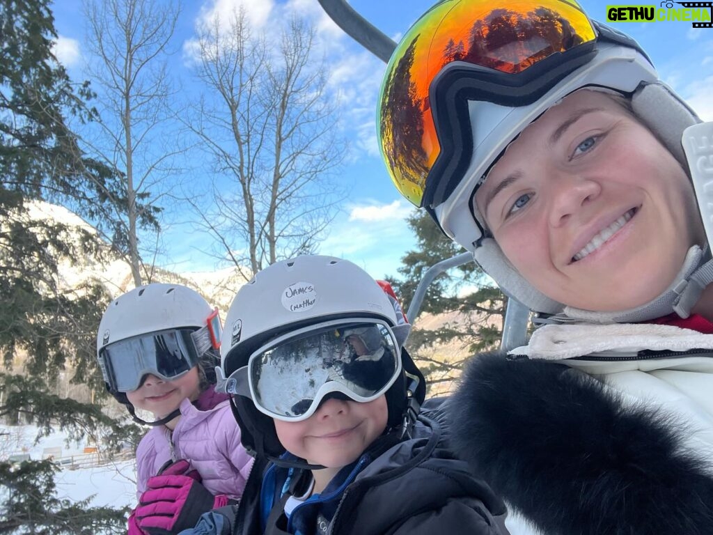 Elizabeth Smart Instagram - Kicking off winter break with some skiing! We need some more snow!! ❄️