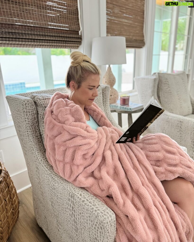 Elizabeth Smart Instagram - My @minkycouture blanket has been my favorite item we have taken on our vacation to Florida! It has been my kids too😉 You can use my code SMART50 for 50% off their site!