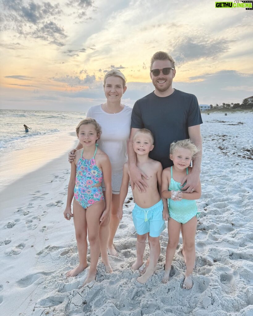 Elizabeth Smart Instagram - Family fun in Florida! We are having the best week with our friends. 🌴☀️