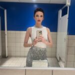 Elizabeth Tulloch Instagram - On a separate note, a) I could not resist this gorgeous Yves Klein-y blue bathroom. As I’m about to enter our final season of #SupermanandLois, in the 85th year of this incredible, powerful character existing, I wanted to pay homage to what I imagined an OG Lois from 1938 might have worn to accept an award. ❤️ Thank you to everyone involved in my look: �Skin/Facialist: @carasoin Top, skirt: @aliceandolivia @staceybendet Makeup: @andresarmiento Hair: @hellohairbear Heels: @jimmychoo Jewelry: @gabrieleandco @michelemariepr