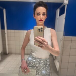 Elizabeth Tulloch Instagram - On a separate note, a) I could not resist this gorgeous Yves Klein-y blue bathroom. As I’m about to enter our final season of #SupermanandLois, in the 85th year of this incredible, powerful character existing, I wanted to pay homage to what I imagined an OG Lois from 1938 might have worn to accept an award. ❤️

Thank you to everyone involved in my look:
�Skin/Facialist: @carasoin 
Top, skirt: @aliceandolivia @staceybendet
Makeup: @andresarmiento 
Hair: @hellohairbear 
Heels: @jimmychoo
Jewelry: @gabrieleandco @michelemariepr