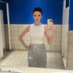 Elizabeth Tulloch Instagram - On a separate note, a) I could not resist this gorgeous Yves Klein-y blue bathroom. As I’m about to enter our final season of #SupermanandLois, in the 85th year of this incredible, powerful character existing, I wanted to pay homage to what I imagined an OG Lois from 1938 might have worn to accept an award. ❤️ Thank you to everyone involved in my look: �Skin/Facialist: @carasoin Top, skirt: @aliceandolivia @staceybendet Makeup: @andresarmiento Hair: @hellohairbear Heels: @jimmychoo Jewelry: @gabrieleandco @michelemariepr