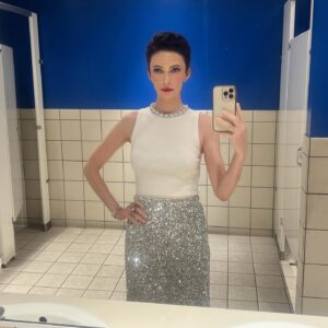 Elizabeth Tulloch Instagram - On a separate note, a) I could not resist this gorgeous Yves Klein-y blue bathroom. As I’m about to enter our final season of #SupermanandLois, in the 85th year of this incredible, powerful character existing, I wanted to pay homage to what I imagined an OG Lois from 1938 might have worn to accept an award. ❤️

Thank you to everyone involved in my look:
�Skin/Facialist: @carasoin 
Top, skirt: @aliceandolivia @staceybendet
Makeup: @andresarmiento 
Hair: @hellohairbear 
Heels: @jimmychoo
Jewelry: @gabrieleandco @michelemariepr