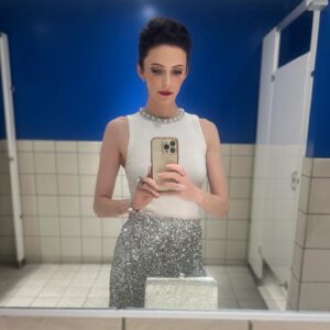 Elizabeth Tulloch Instagram - On a separate note, a) I could not resist this gorgeous Yves Klein-y blue bathroom. As I’m about to enter our final season of #SupermanandLois, in the 85th year of this incredible, powerful character existing, I wanted to pay homage to what I imagined an OG Lois from 1938 might have worn to accept an award. ❤️

Thank you to everyone involved in my look:
�Skin/Facialist: @carasoin 
Top, skirt: @aliceandolivia @staceybendet
Makeup: @andresarmiento 
Hair: @hellohairbear 
Heels: @jimmychoo
Jewelry: @gabrieleandco @michelemariepr