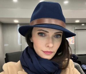 Elizabeth Tulloch Instagram - How lucky am I, to have been able to inhabit this woman’s bones, and brain, and heart, for the last 6 years, 4 of which were on #supermanandlois.

Lois Lane has been an icon for as long as Superman has because of her fierceness, her work ethic, her determination, her playfulness, her commitment to finding the truth no matter the cost. 

Thank you to our creator Todd Helbing, co-showrunner Brent Fletcher, all of our writers and producers and post-production team, our incredible VFX department. Thank you @gberlanti and Sarah Schechter @50shadesofgabay and everyone else at Berlanti Productions, everyone at DC Comics, @cdflix @baptv10, Lisa Lewis and everyone else at @warnerbrostv , Mark Pedowitz and @thecw, and to our phenomenal casting director @davidrapaport for telling everyone “This is your Lois” and to @jessicaqueller and @rrtvwriter for seeing and believing it. Thank you @iansamoildirector and everyone else in the production office. And to our on-set crew: #SupermanAndLois was a big, beautiful, epic show and it wouldn’t have happened without each and every one of you. Thank you thank you thank you. I already miss you all so much. 

Thank you to our wonderfully amazing cast - but mostly to @tylerhoechlin. My Superman. I am so grateful for your talent, your work ethic, and your commitment to making me laugh. I wish the best of luck to @jamesgunn and the rest of his cast and crew, and especially to @rachelbrosnahan - I’m sure you will be a wonderful Lois and I can’t wait to see what you do with the role. Have so much fun - I know I did. 

I’ll be grateful til the day I die that I had these few years to wake up every day and be 

Lois. Lane. 

💜