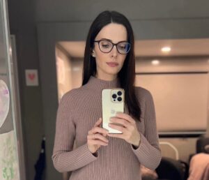 Elizabeth Tulloch Instagram - How lucky am I, to have been able to inhabit this woman’s bones, and brain, and heart, for the last 6 years, 4 of which were on #supermanandlois.

Lois Lane has been an icon for as long as Superman has because of her fierceness, her work ethic, her determination, her playfulness, her commitment to finding the truth no matter the cost. 

Thank you to our creator Todd Helbing, co-showrunner Brent Fletcher, all of our writers and producers and post-production team, our incredible VFX department. Thank you @gberlanti and Sarah Schechter @50shadesofgabay and everyone else at Berlanti Productions, everyone at DC Comics, @cdflix @baptv10, Lisa Lewis and everyone else at @warnerbrostv , Mark Pedowitz and @thecw, and to our phenomenal casting director @davidrapaport for telling everyone “This is your Lois” and to @jessicaqueller and @rrtvwriter for seeing and believing it. Thank you @iansamoildirector and everyone else in the production office. And to our on-set crew: #SupermanAndLois was a big, beautiful, epic show and it wouldn’t have happened without each and every one of you. Thank you thank you thank you. I already miss you all so much. 

Thank you to our wonderfully amazing cast - but mostly to @tylerhoechlin. My Superman. I am so grateful for your talent, your work ethic, and your commitment to making me laugh. I wish the best of luck to @jamesgunn and the rest of his cast and crew, and especially to @rachelbrosnahan - I’m sure you will be a wonderful Lois and I can’t wait to see what you do with the role. Have so much fun - I know I did. 

I’ll be grateful til the day I die that I had these few years to wake up every day and be 

Lois. Lane. 

💜