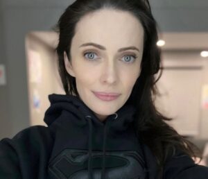 Elizabeth Tulloch Instagram - How lucky am I, to have been able to inhabit this woman’s bones, and brain, and heart, for the last 6 years, 4 of which were on #supermanandlois.

Lois Lane has been an icon for as long as Superman has because of her fierceness, her work ethic, her determination, her playfulness, her commitment to finding the truth no matter the cost. 

Thank you to our creator Todd Helbing, co-showrunner Brent Fletcher, all of our writers and producers and post-production team, our incredible VFX department. Thank you @gberlanti and Sarah Schechter @50shadesofgabay and everyone else at Berlanti Productions, everyone at DC Comics, @cdflix @baptv10, Lisa Lewis and everyone else at @warnerbrostv , Mark Pedowitz and @thecw, and to our phenomenal casting director @davidrapaport for telling everyone “This is your Lois” and to @jessicaqueller and @rrtvwriter for seeing and believing it. Thank you @iansamoildirector and everyone else in the production office. And to our on-set crew: #SupermanAndLois was a big, beautiful, epic show and it wouldn’t have happened without each and every one of you. Thank you thank you thank you. I already miss you all so much. 

Thank you to our wonderfully amazing cast - but mostly to @tylerhoechlin. My Superman. I am so grateful for your talent, your work ethic, and your commitment to making me laugh. I wish the best of luck to @jamesgunn and the rest of his cast and crew, and especially to @rachelbrosnahan - I’m sure you will be a wonderful Lois and I can’t wait to see what you do with the role. Have so much fun - I know I did. 

I’ll be grateful til the day I die that I had these few years to wake up every day and be 

Lois. Lane. 

💜