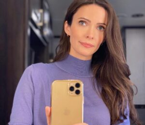 Elizabeth Tulloch Instagram - How lucky am I, to have been able to inhabit this woman’s bones, and brain, and heart, for the last 6 years, 4 of which were on #supermanandlois.

Lois Lane has been an icon for as long as Superman has because of her fierceness, her work ethic, her determination, her playfulness, her commitment to finding the truth no matter the cost. 

Thank you to our creator Todd Helbing, co-showrunner Brent Fletcher, all of our writers and producers and post-production team, our incredible VFX department. Thank you @gberlanti and Sarah Schechter @50shadesofgabay and everyone else at Berlanti Productions, everyone at DC Comics, @cdflix @baptv10, Lisa Lewis and everyone else at @warnerbrostv , Mark Pedowitz and @thecw, and to our phenomenal casting director @davidrapaport for telling everyone “This is your Lois” and to @jessicaqueller and @rrtvwriter for seeing and believing it. Thank you @iansamoildirector and everyone else in the production office. And to our on-set crew: #SupermanAndLois was a big, beautiful, epic show and it wouldn’t have happened without each and every one of you. Thank you thank you thank you. I already miss you all so much. 

Thank you to our wonderfully amazing cast - but mostly to @tylerhoechlin. My Superman. I am so grateful for your talent, your work ethic, and your commitment to making me laugh. I wish the best of luck to @jamesgunn and the rest of his cast and crew, and especially to @rachelbrosnahan - I’m sure you will be a wonderful Lois and I can’t wait to see what you do with the role. Have so much fun - I know I did. 

I’ll be grateful til the day I die that I had these few years to wake up every day and be 

Lois. Lane. 

💜