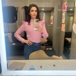 Elizabeth Tulloch Instagram - Officially over halfway through our final season of #SupermanAndLois. Trying to enjoy every last moment with our amazing crew and cast. Thank you to our writers for writing such an amazing, heartbreaking, epic final season. 💞