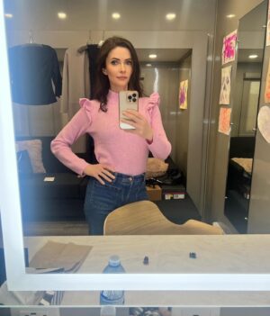 Elizabeth Tulloch Instagram - Officially over halfway through our final season of #SupermanAndLois. Trying to enjoy every last moment with our amazing crew and cast. Thank you to our writers for writing such an amazing, heartbreaking, epic final season. 
💞