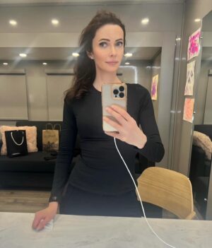 Elizabeth Tulloch Instagram - Officially over halfway through our final season of #SupermanAndLois. Trying to enjoy every last moment with our amazing crew and cast. Thank you to our writers for writing such an amazing, heartbreaking, epic final season. 
💞