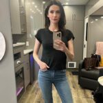 Elizabeth Tulloch Instagram - Officially over halfway through our final season of #SupermanAndLois. Trying to enjoy every last moment with our amazing crew and cast. Thank you to our writers for writing such an amazing, heartbreaking, epic final season. 💞