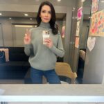 Elizabeth Tulloch Instagram - Officially over halfway through our final season of #SupermanAndLois. Trying to enjoy every last moment with our amazing crew and cast. Thank you to our writers for writing such an amazing, heartbreaking, epic final season. 💞