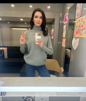 Elizabeth Tulloch Instagram - Officially over halfway through our final season of #SupermanAndLois. Trying to enjoy every last moment with our amazing crew and cast. Thank you to our writers for writing such an amazing, heartbreaking, epic final season. 
💞