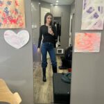 Elizabeth Tulloch Instagram - Officially over halfway through our final season of #SupermanAndLois. Trying to enjoy every last moment with our amazing crew and cast. Thank you to our writers for writing such an amazing, heartbreaking, epic final season. 💞