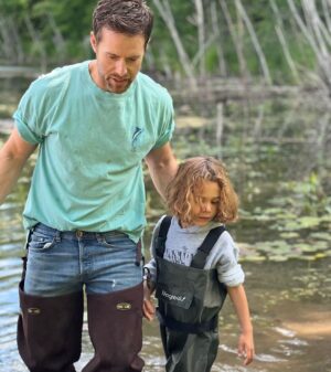 Ella Thomas Instagram - From waders to gators and all the in between… 🐊

Happy Father’s Day to his Day One @theryankrause 💖