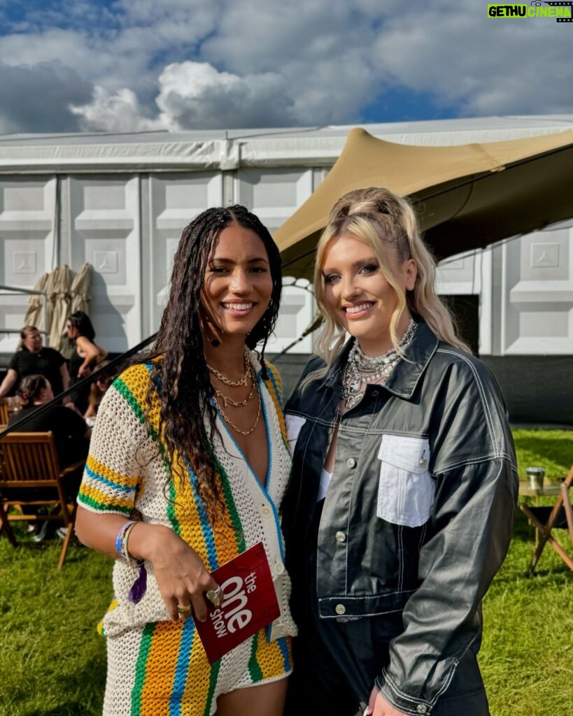 Ella Henderson Instagram - @bbcradio1 BIG WEEKEND 🙌 Thank you so much for showing me such an amazing time 💖 @natashabedingfield @rudimentaluk it was UNREAL performing alongside you. Thank you to my incredible team as always, and to everyone who watched or listened — your support always means the world 🙏 What a great way to kick off festival season E x x MD: @rossharrismusic Keys: @jamieaparker_ BV’s: @izzychaseuk @zazathevoice Glam: @krystaldawn_mua @jasongohhair