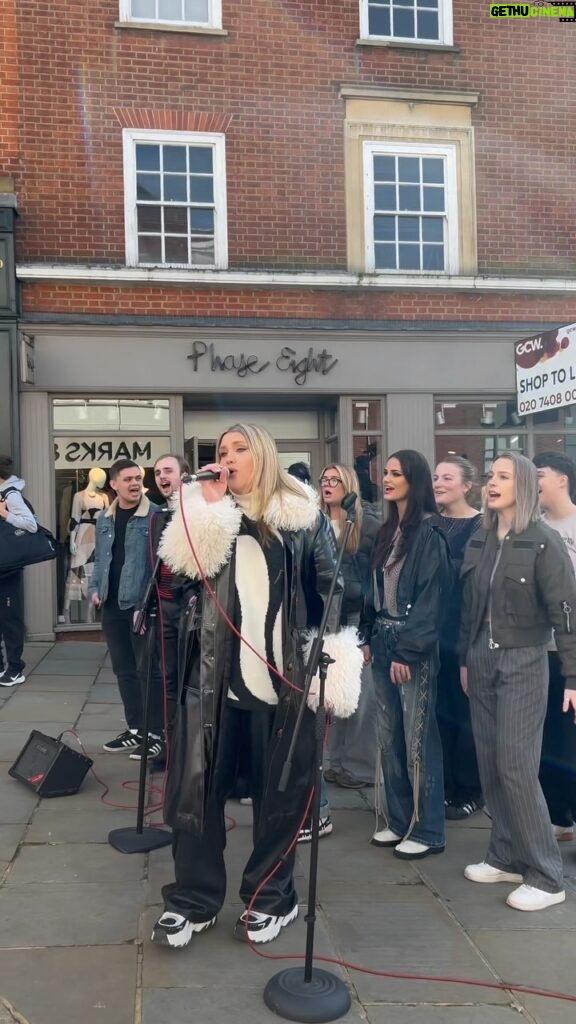 Ella Henderson Instagram - We busked Alibi 🔥Thank you to the @acm_uk gang — you guys were amazing!! @mmollylethbridgee @sofi.eamelie @ben_eales_ @dannyymarriott @alfiegalpinmusic @korawilliams_ @torrinsings @nonelikebee @ambersaqladi @isabella_simoo @oli_austen 💖 Alibi links in biooooo!!! E x x #busking #livemusic