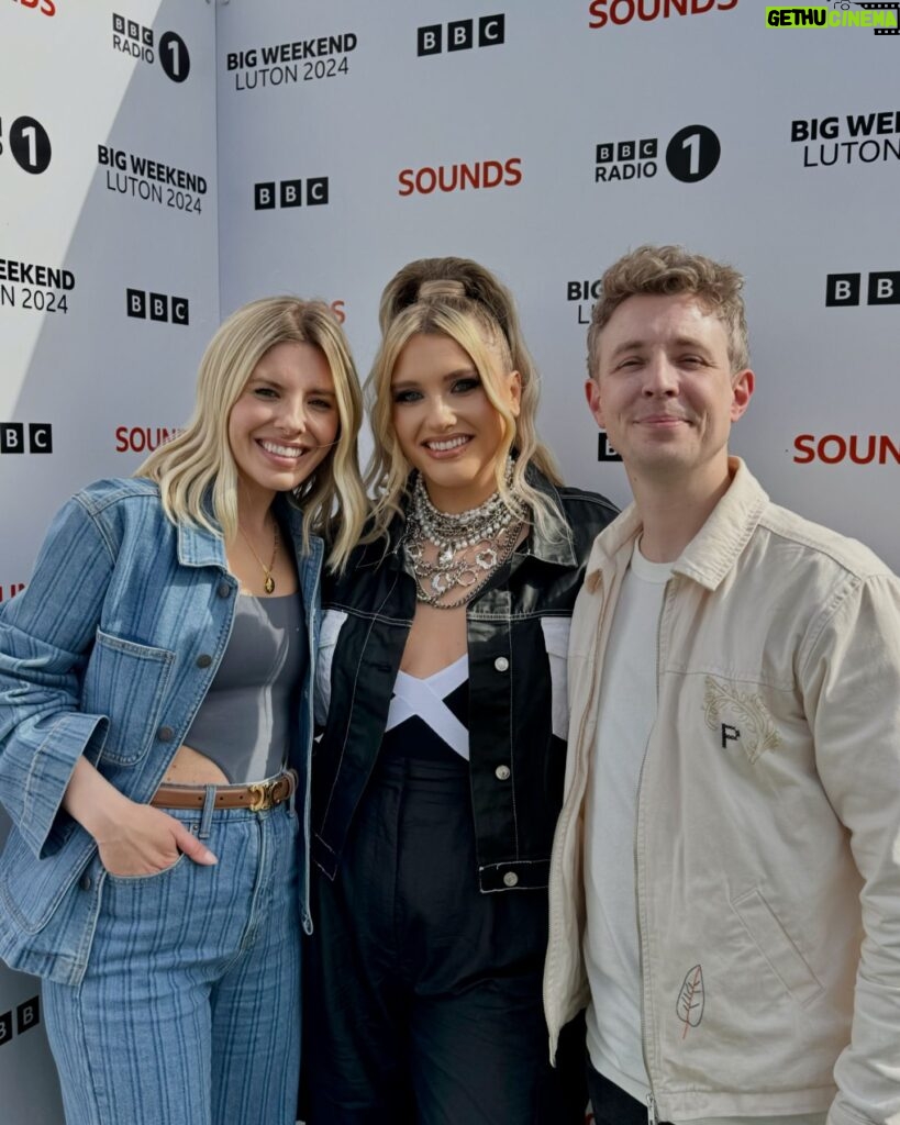 Ella Henderson Instagram - @bbcradio1 BIG WEEKEND 🙌 Thank you so much for showing me such an amazing time 💖 @natashabedingfield @rudimentaluk it was UNREAL performing alongside you. Thank you to my incredible team as always, and to everyone who watched or listened — your support always means the world 🙏 What a great way to kick off festival season E x x MD: @rossharrismusic Keys: @jamieaparker_ BV’s: @izzychaseuk @zazathevoice Glam: @krystaldawn_mua @jasongohhair