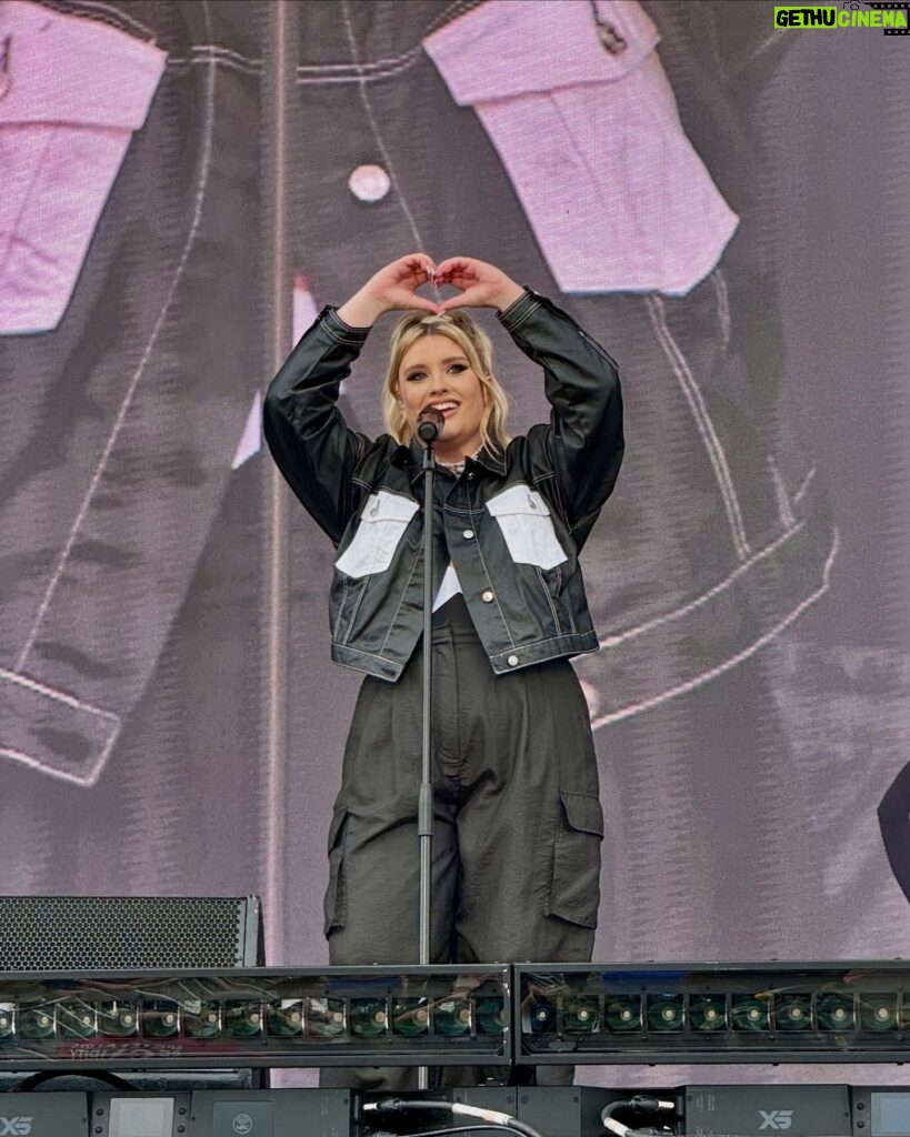 Ella Henderson Instagram - @bbcradio1 BIG WEEKEND 🙌 Thank you so much for showing me such an amazing time 💖 @natashabedingfield @rudimentaluk it was UNREAL performing alongside you. Thank you to my incredible team as always, and to everyone who watched or listened — your support always means the world 🙏 What a great way to kick off festival season E x x MD: @rossharrismusic Keys: @jamieaparker_ BV’s: @izzychaseuk @zazathevoice Glam: @krystaldawn_mua @jasongohhair