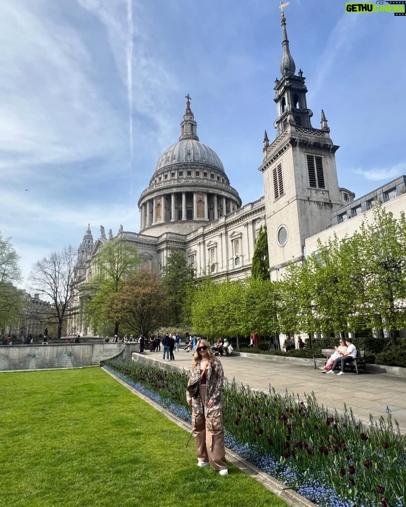 Ella Henderson Instagram - Recently 🌳🏛️👣✍🏼🎸🎶