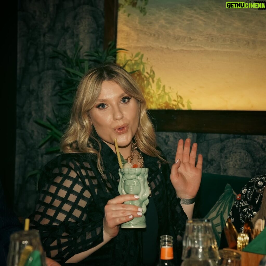 Ella Henderson Instagram - Oh what a night!!! 🍾🍹🍍🤪 … can’t believe you’re 18 now @wills_roberts … Blows my mind! What an amazing young man you’ve become! Big ups to @lakikane @tikibigdaddyg for hosting us!! We had the best night!!!! E x (PS. Swipe to the end for the best surprise of the night 👀🤦🏼‍♀️😂 @bambiblueofficial )