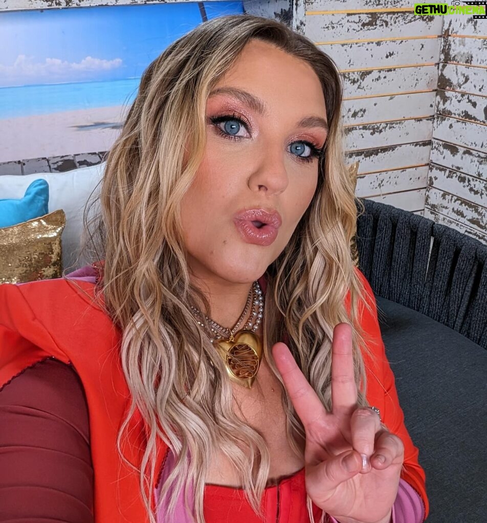 Ella Henderson Instagram - 🩷💜❤️ Love Island Babyyyyyyyyyy!!!!! Living my best slow mo life 😂 … What a blast to head into the @loveisland villa xx. E x #LoveIsland #AllStars