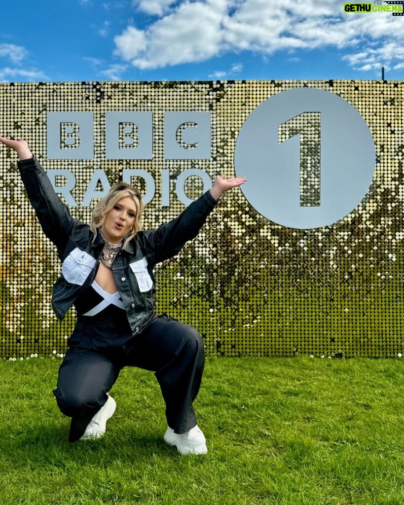 Ella Henderson Instagram - @bbcradio1 BIG WEEKEND 🙌 Thank you so much for showing me such an amazing time 💖 @natashabedingfield @rudimentaluk it was UNREAL performing alongside you. Thank you to my incredible team as always, and to everyone who watched or listened — your support always means the world 🙏 What a great way to kick off festival season E x x MD: @rossharrismusic Keys: @jamieaparker_ BV’s: @izzychaseuk @zazathevoice Glam: @krystaldawn_mua @jasongohhair