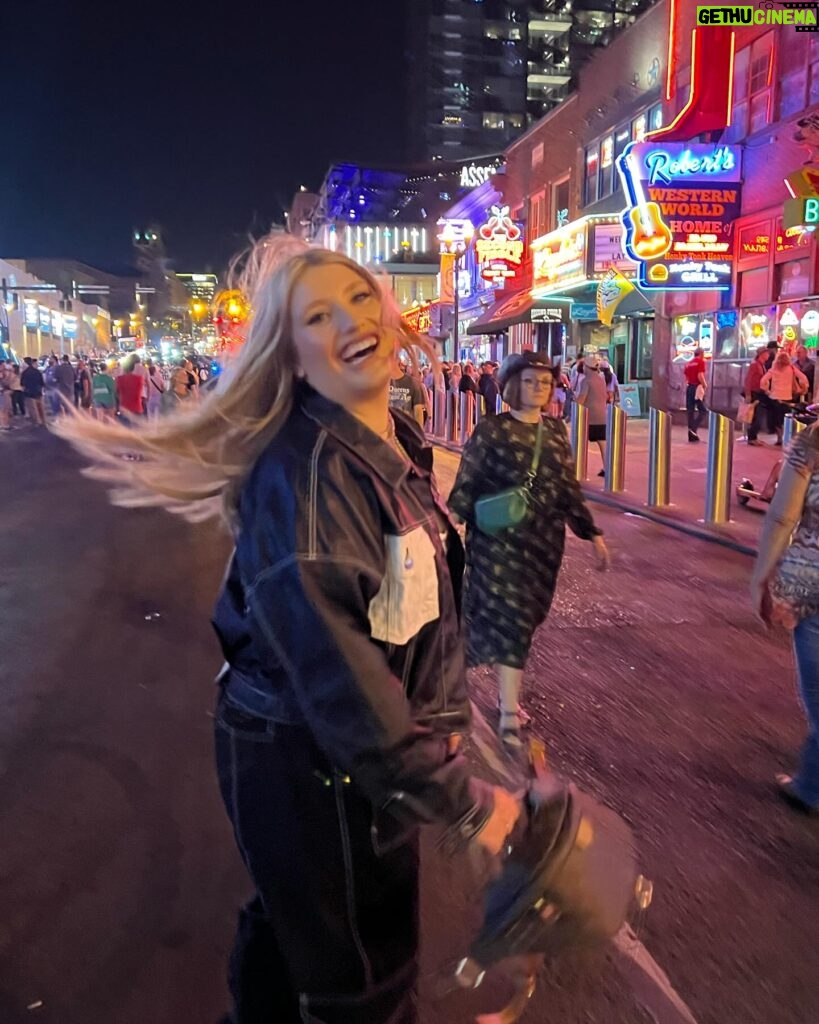 Ella Henderson Instagram - Nashvillin 🇺🇸❤️🎵🤠🌇