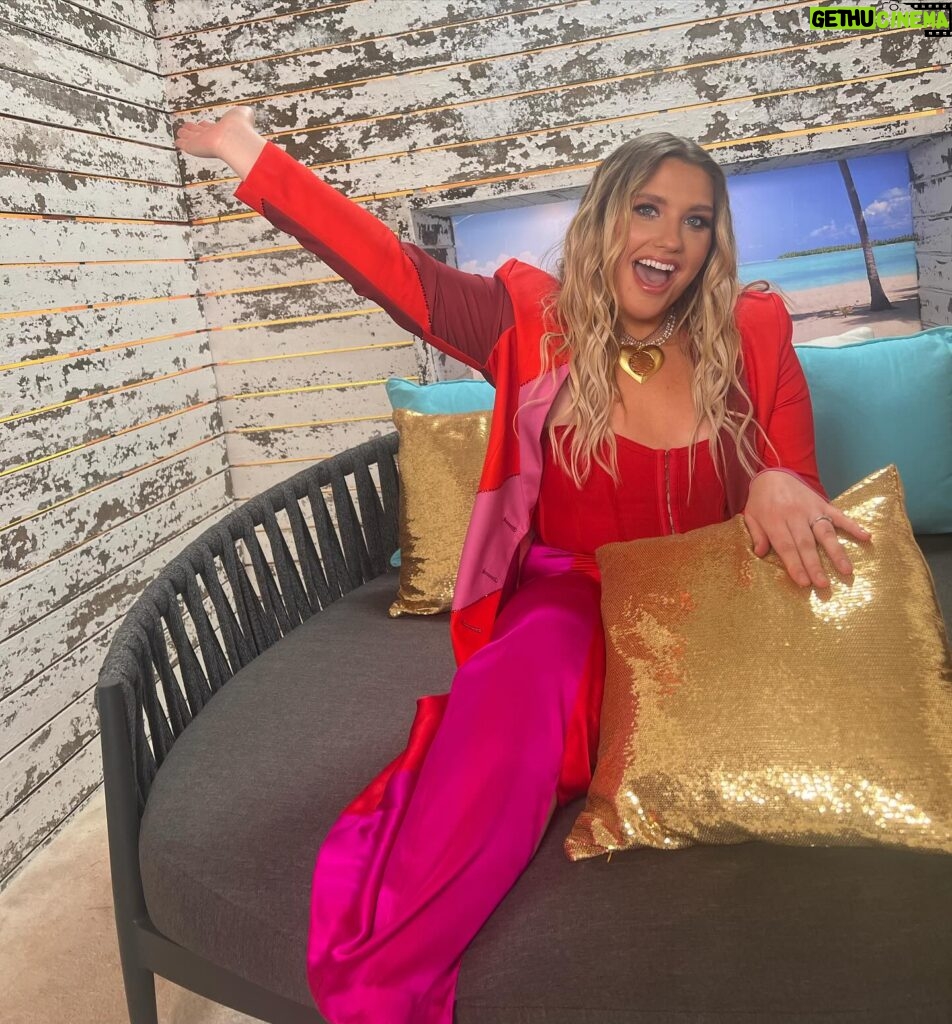 Ella Henderson Instagram - 🩷💜❤️ Love Island Babyyyyyyyyyy!!!!! Living my best slow mo life 😂 … What a blast to head into the @loveisland villa xx. E x #LoveIsland #AllStars