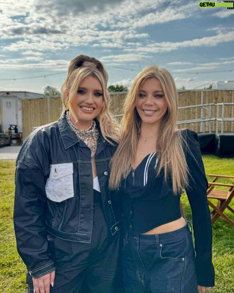 Ella Henderson Instagram - @bbcradio1 BIG WEEKEND 🙌 Thank you so much for showing me such an amazing time 💖 @natashabedingfield @rudimentaluk it was UNREAL performing alongside you. Thank you to my incredible team as always, and to everyone who watched or listened — your support always means the world 🙏 What a great way to kick off festival season E x x MD: @rossharrismusic Keys: @jamieaparker_ BV’s: @izzychaseuk @zazathevoice Glam: @krystaldawn_mua @jasongohhair
