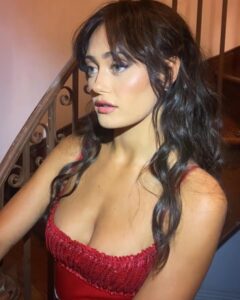 Ella Purnell Instagram - Last night 🌹 What a beautiful start to Emmy weekend! So proud of my jackets 🐝 Dress by @pacorabanne Styling by @sophielopez Makeup by @yasminist Hair by @terrarosepuncerelli Wig courtesy of the amazing @mitchellbeck71 ✨