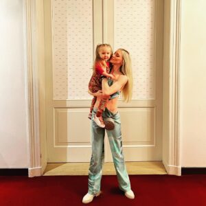 Elle Evans Instagram - A whirlwind 48 hours in #Amsterdam ❤️ exploring the canals, an amazing @muse show @theatercarre, the @gustavklimtarrt experience at @fabriquedeslumieres and the closing party of @amsterdamdanceevent @thegardensofbabylon with @mira_kater & @franca_plays 🖤🎶💣