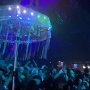 Elle Evans Instagram - A whirlwind 48 hours in #Amsterdam ❤️ exploring the canals, an amazing @muse show @theatercarre, the @gustavklimtarrt experience at @fabriquedeslumieres and the closing party of @amsterdamdanceevent @thegardensofbabylon with @mira_kater & @franca_plays 🖤🎶💣