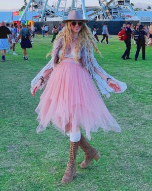 Elle Evans Instagram - Coachella is always full of surprises! This year we went in easy chill mode, wholesome family style & saw only a few of our favorite acts & favorite friends & enjoyed every moment! Thankful for my smokin hot headliner of a husband for one last frolic on my favorite playground before our next baby is born 🤍 None of this would have been possible without our network of crew & connections & we are so grateful to you all!! You know who you are 🌈🎡🏜️🤘 (swipe to the end for a bit of the bedtime wholesomeness) #coachella