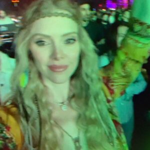 Elle Evans Instagram - Coachella is always full of surprises! This year we went in easy chill mode, wholesome family style & saw only a few of our favorite acts & favorite friends & enjoyed every moment! Thankful for my smokin hot headliner of a husband for one last frolic on my favorite playground before our next baby is born 🤍 None of this would have been possible without our network of crew & connections & we are so grateful to you all!! You know who you are 🌈🎡🏜️🤘 (swipe to the end for a bit of the bedtime wholesomeness) #coachella