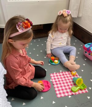 Elle Evans Instagram - Can’t get over this Easter cuteness 💝🐰🥕🥚🐣🪺💐🎀
