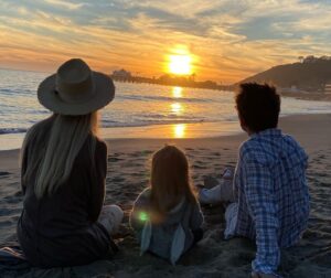 Elle Evans Instagram - Malibu sunset magic ✨ Hoping everyone’s new year so far has been everything you’ve imagined and more 💛 sending our love 💫