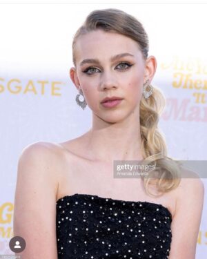 Elle Graham Instagram - Oh what a night.
✨Thankful✨  Stylist: @jessicaarmstrong_style  Makeup: @allanface Hair: @stevenmasonlife @margaretmovie