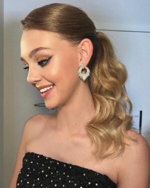 Elle Graham Instagram - Oh what a night.
✨Thankful✨  Stylist: @jessicaarmstrong_style  Makeup: @allanface Hair: @stevenmasonlife @margaretmovie