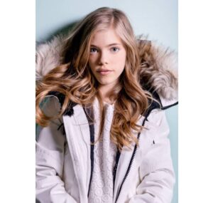 Elle McKinnon Instagram - Ready for the snow ❄❄❄One of my most favorite shoots to date! #babyitscoldoutside #snow #parka #aritzia #photoshoot