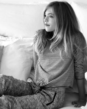 Elle McKinnon Instagram - Casual poser😜 #mood