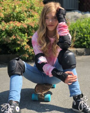 Elle McKinnon Instagram - What you see versus what’s really happening behind the scenes😂 Just do you and ignore the haters #choosekind #spreadlove