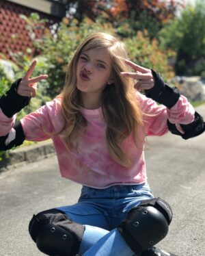Elle McKinnon Instagram - What you see versus what’s really happening behind the scenes😂 Just do you and ignore the haters #choosekind #spreadlove