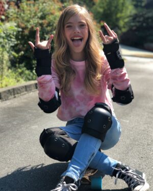 Elle McKinnon Instagram - What you see versus what’s really happening behind the scenes😂 Just do you and ignore the haters #choosekind #spreadlove
