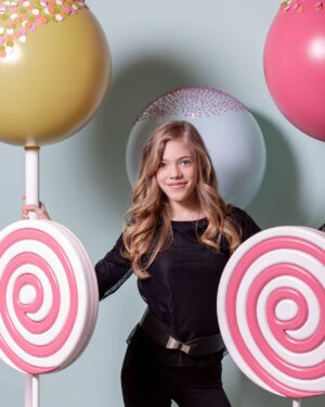 Elle McKinnon Instagram - Today makes me Happy because I get to eat cake, cake and more cake🍭 🎂 🍭 #bday #cakepops #leo