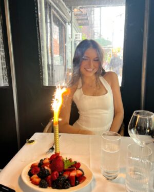 Elle Winter Instagram - I act like it’s my birthdayy, every day 💃🏼🎶🎈