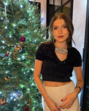 Elle Winter Instagram - A very merry christmas ❤️