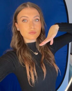 Elle Winter Instagram - some selfies and puppies 🎶 🐶