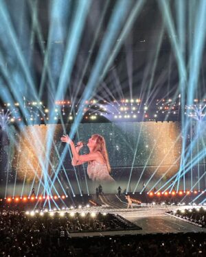 Elle Winter Instagram - This night is sparkling (I’ll never let it go😍)
